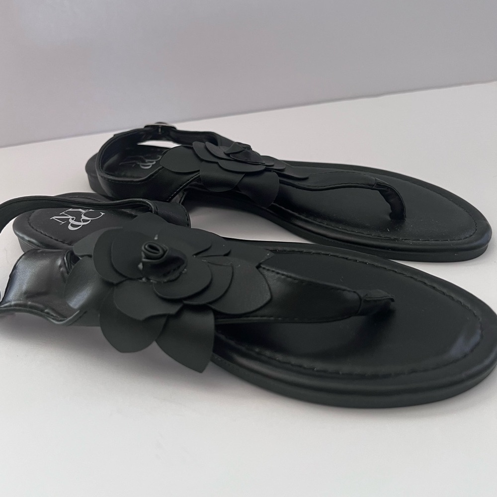 **NEW**  New York & Company Womens "Aurelia" Black Thong Sandals Size 8